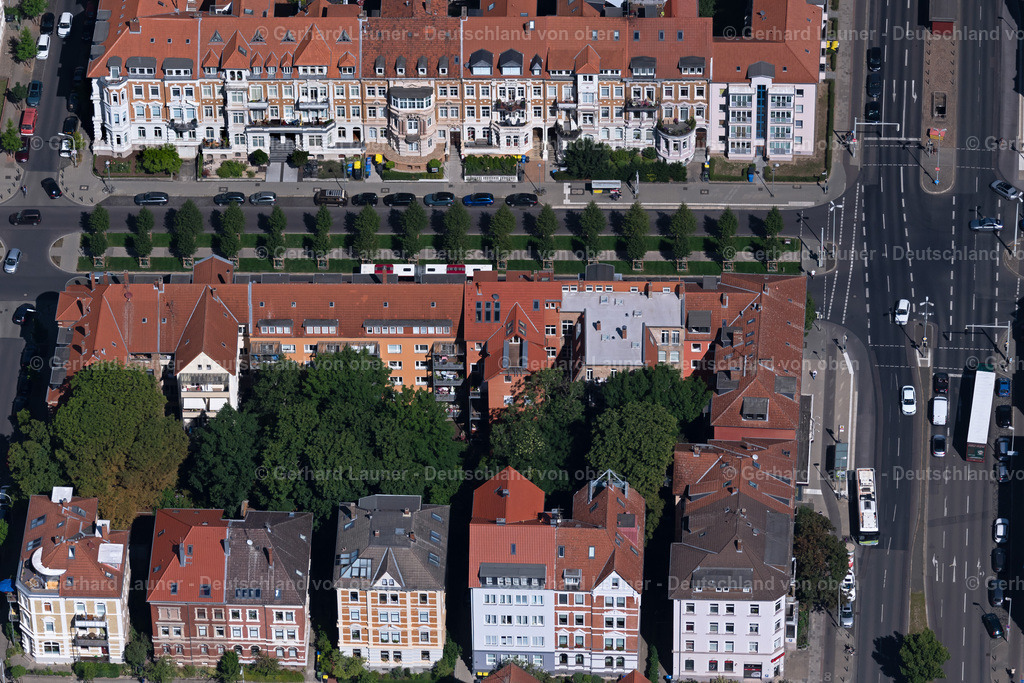 4035545 | BRAUNSCHWEIG 31.07.2020 Verlauf der Straßenführung der Jasperallee mit Wohngebäuden in der Innenstadt in Braunschweig im Bundesland Niedersachsen, Deutschland. // Street - road guidance of Jasperallee in Brunswick in the state Lower Saxony, Germany. Foto: Gerhard Launer