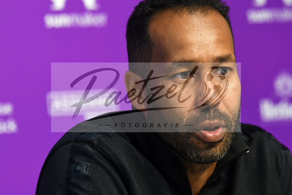 20200206_PKOSNA_0041 | Fußball, Herren: Trainer Daniel Thioune (VfL Osnabrueck) schaut waehrend der Pressekonferenz des VfL Osnabrueck im Stadion an der Bremer Bruecke am 06.02.2020 in Osnabrueck, Deutschland. - Realisiert mit Pictrs.com