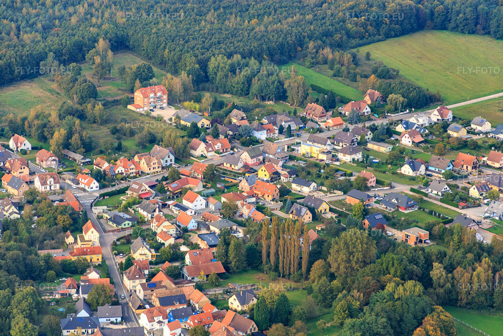 Vue aérienne: Rue Principale à Schirrhoffen dans le département Bas Rhin, France – .Photo: IMG_074319.jpg prise le 04/10/2014 par Werner Riehm/FLY-FOTO.eu – Résolution de l'original: 5472 x 3648 px