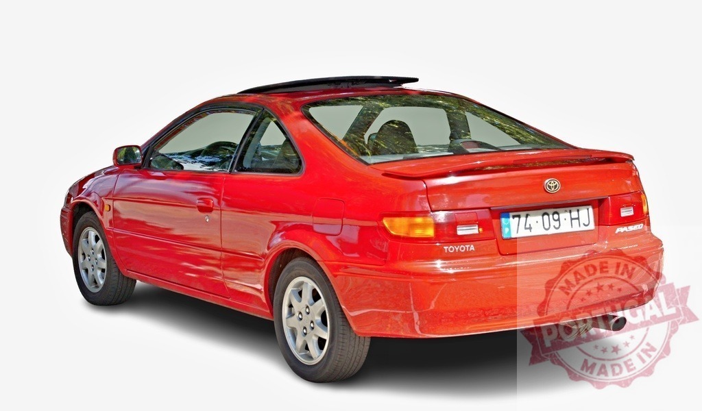 Red Toyota Paseo coupe parked with sunroof open reflecting trees | Shiny red Toyota Paseo coupe parked in the sun with sunroof open and trees reflecting on the windows - Realisiert mit Pictrs.com