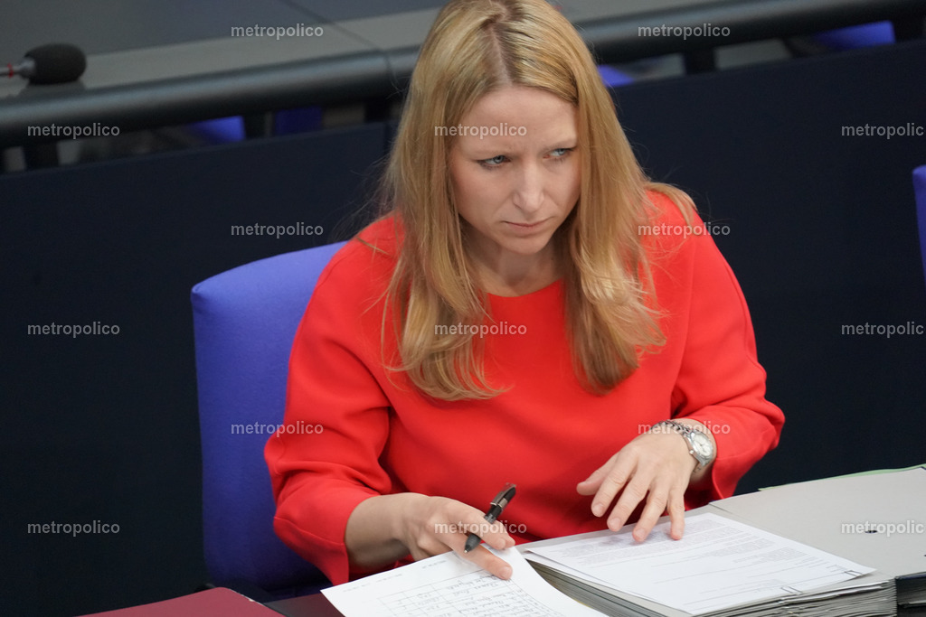 Daniela Kluckert (2) | Metropolico