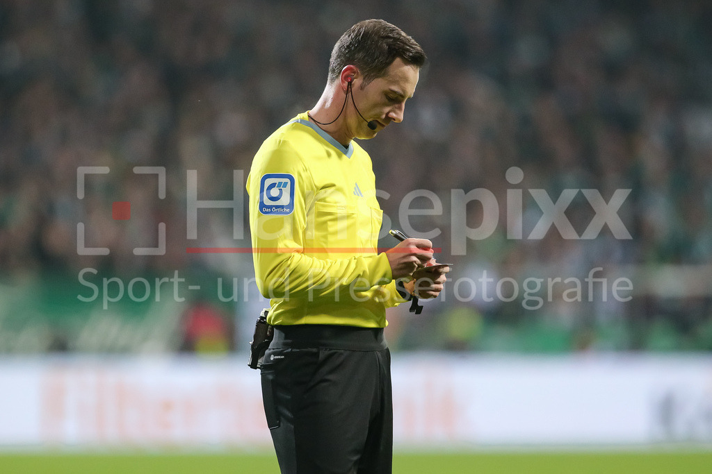 Fussball, Bundesliga, SV Werder Bremen - Eintracht Frankfurt | v.li.: Schiedsrichter Benjamin Brand macht sich Notizen, notiert etwas, schreibt etwas auf den Notizblock, Block, Zettel, DIE DFL-RICHTLINIEN UNTERSAGEN JEGLICHE NUTZUNG VON FOTOS ALS SEQUENZBILDER UND/ODER VIDEOÄHNLICHE FOTOSTRECKEN. DFL REGULATIONS PROHIBIT ANY USE OF PHOTOGRAPHS AS IMAGE SEQUENCES AND/OR QUASI-VIDEO.