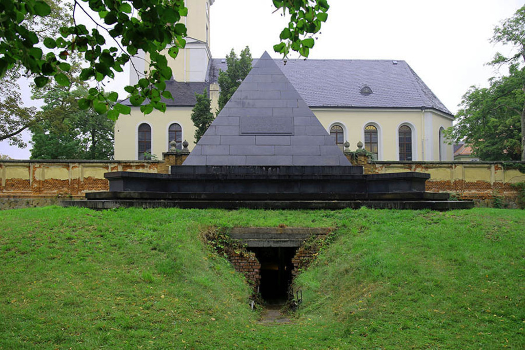 Grabpyramide der Familie Eberstein (2022) | Das BILDLEXIKON LEIPZIG sammelt und kuratiert Bildmotive sowie Hintergrundwissen zu Leipzig. Gezeigt werden Orte, Personen, Ereignisse und Architektur in ihrem Kontext. Motiv: Grabpyramide der Familie Eberstein in Leipzig.