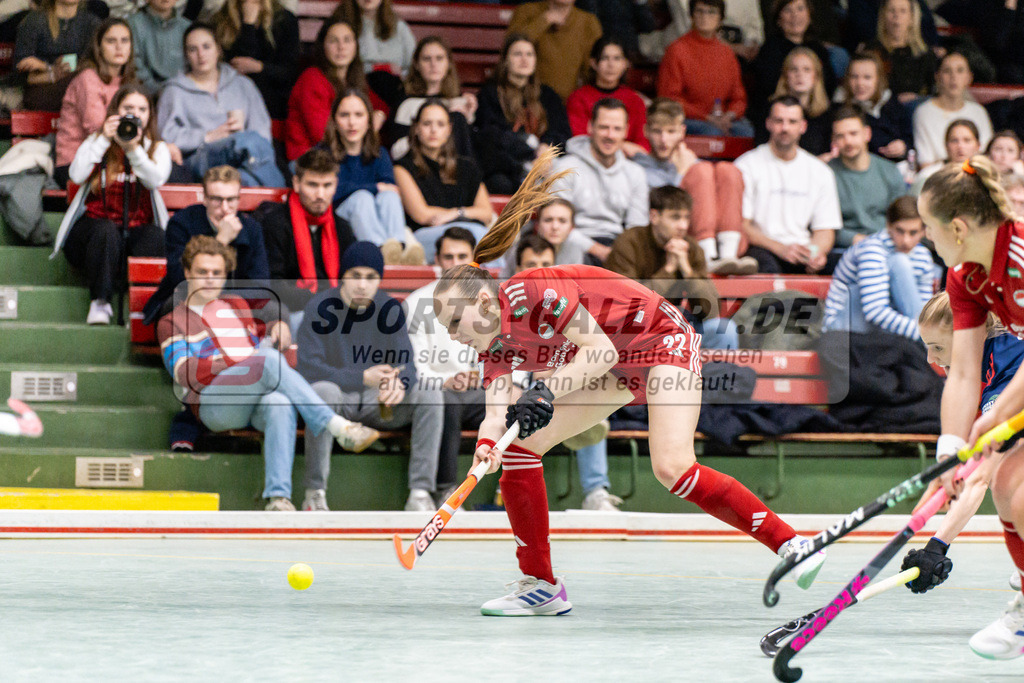 SFE_20241220_0067 | Köln, Deutschland, 20.12.2024:  Hockey 1. Bundesliga Damen Rot-Weiss Köln - Düsseldorfer HC im KTHC Stadion Rot-Weiss Köln Tennis and Hockey Club am 20.12.2024 in Köln, Deutschland. (Foto von Stephan Fehrmann)Köln, Germany, 20.12.2024: Hockey 1. Bundesliga Damen Rot-Weiss Köln - Düsseldorfer HC in KTHC Stadion Rot-Weiss Köln Tennis and Hockey Club at 20.12.2024 in Köln, Deutschland. (Foto from Stephan Fehrmann)