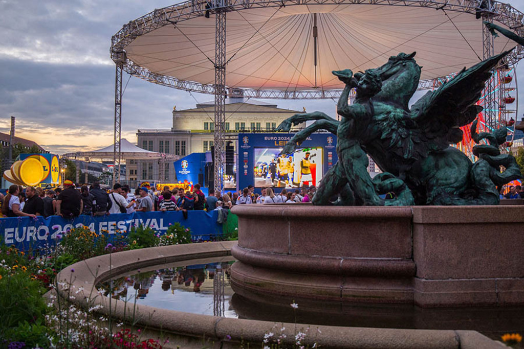 UEFA EURO 2024 in Leipzig - Fan Zone auf dem Augustusplatz | Entdecke über 20 Kategorien Leipzig-Motive: Foto-Downloads, hochwertige Poster, Leinwand- & Fine-Art-Prints. Jetzt Lieblingsfoto im Bildlexikon Leipzig Shop bestellen!