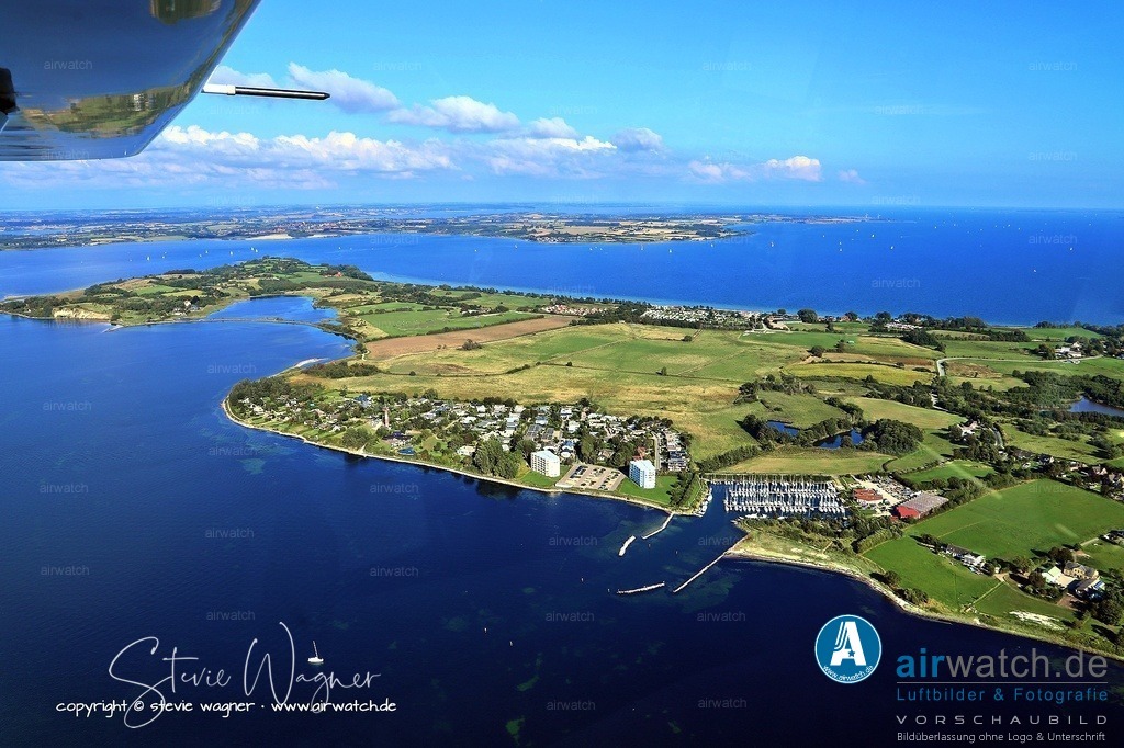 Luftbild Halbinsel Holnis bei Glücksburg - Die Wanderung bietet Panoramablicke über die Flensburger Förde | Die Wanderung bietet Panoramablicke über die Flensburger Förde und die dänische Küste. Ein besonderer Abschnitt des Europäischen Fernwanderweges E 6, der Gendarmenstieg, umläuft die Landspitze von Holnis.