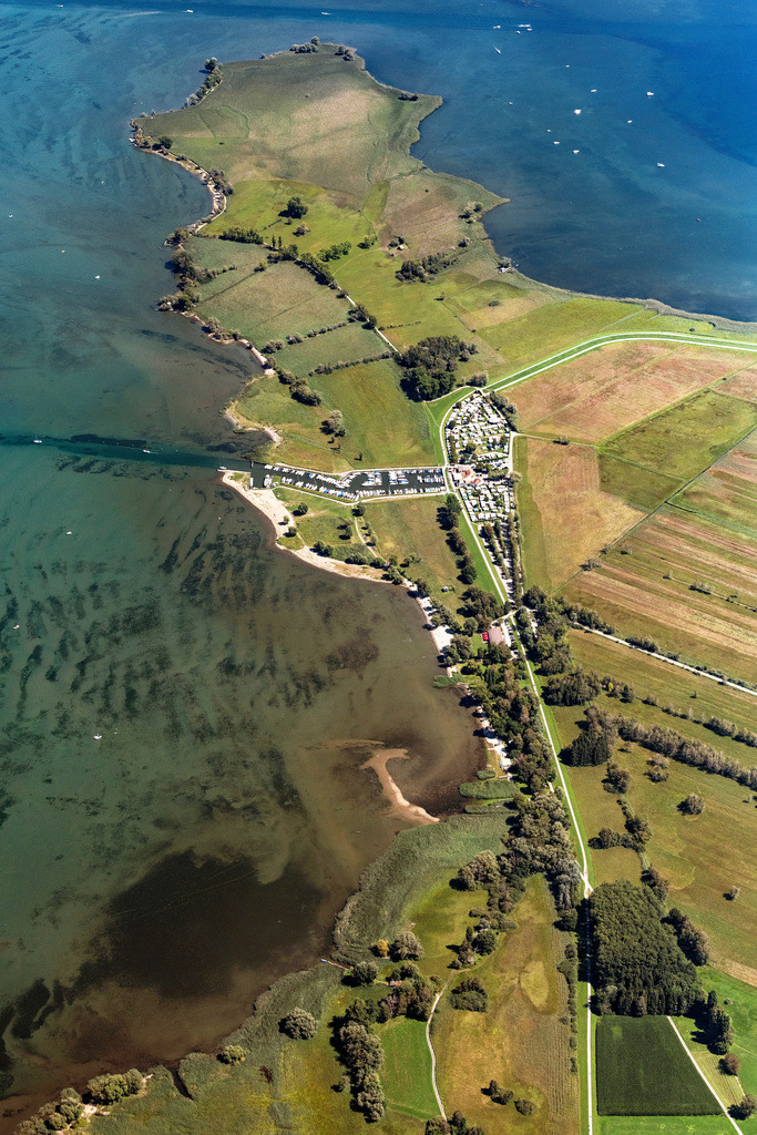 dr__0059188.jpg | FUßACH 20.08.2020 Halbinsel mit Landzugang und Uferbereich auf dem Bodensee mit seinem Naturschutzgebiet Rohrspitz und Campingplatz Rohrspitz Salzmann in Fußach in Vorarlberg, Österreich. // Peninsula with land access and shore area on the Bodensee with seinem Naturschutzgebiet Rohrspitz and Campingplatz Rohrspitz Salzmann in Fussach in Vorarlberg, Austria. Foto: Daniel Reiter