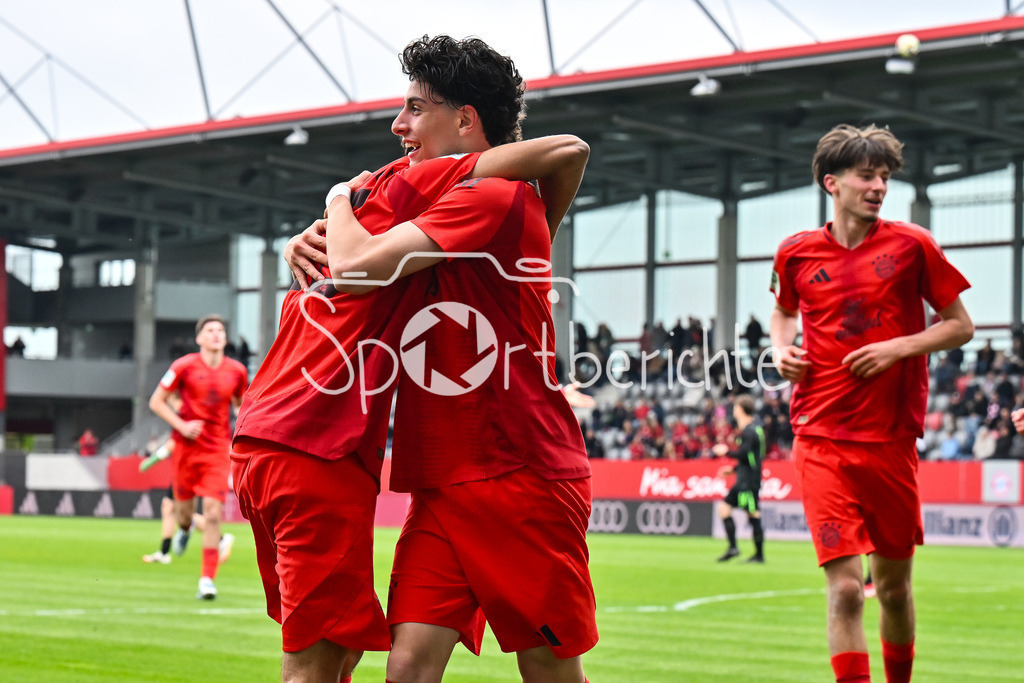 FC Bayern München U19 - VfL Wolfsburg U19 | Jubel der Bayern nach dem Treffer zum 1-0 durch Sadiki CHEMWOR (FC Bayern U19 #15) / Tor / Torschuetze / Freude / Happy / U19 DFB Nachwuchsliga Endrunde: FC Bayern Muenchen - VfL Wolfsburg, FC Bayern Campus am 26.04.2025
