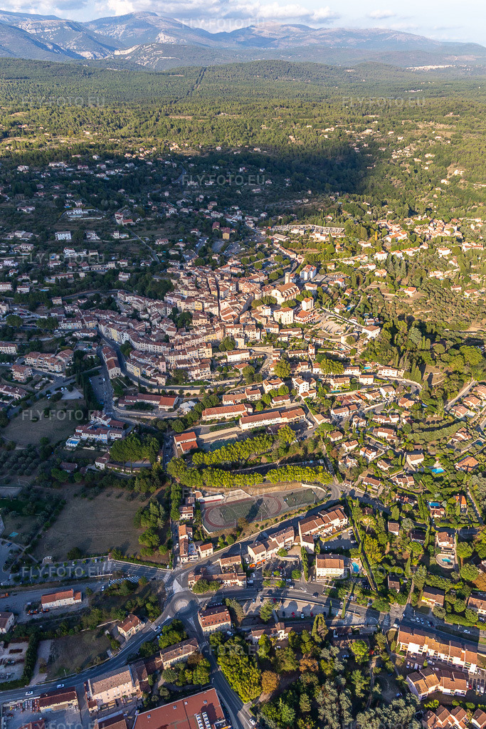 Vue aérienne: Vue de la ville à Fayence dans le département Var, France. Photo: IMG_129432.jpg prise le 18/09/2021 par Werner Riehm/FLY-FOTO.eu – Résolution de l'original: 3241 x 4862 px