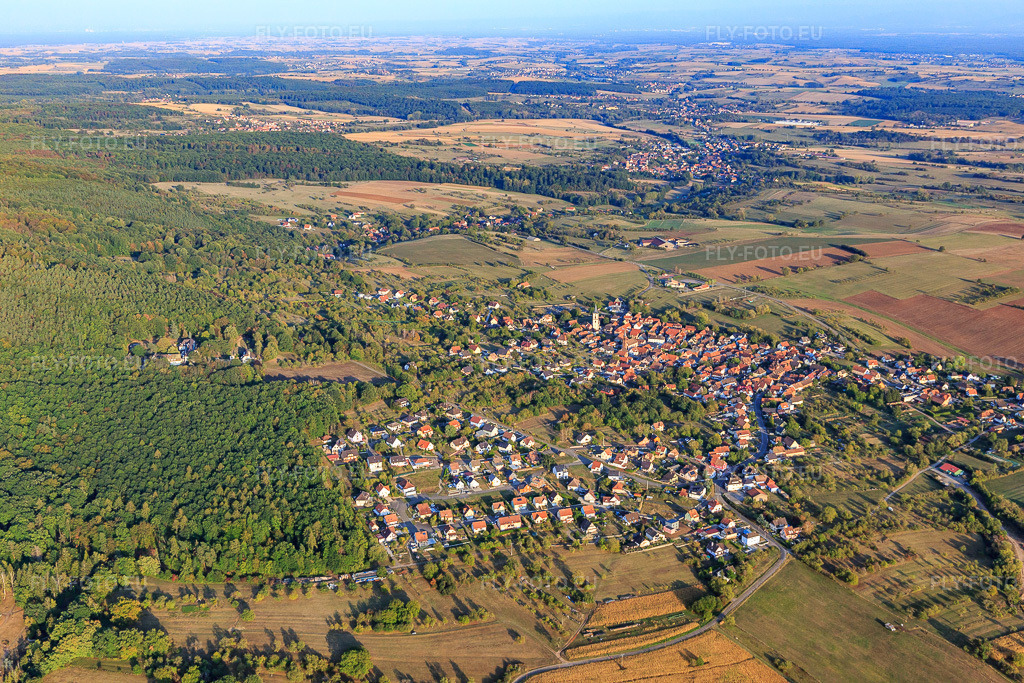 Vue aérienne: Vue de la ville depuis l'ouest à Gœrsdorf dans le département Bas Rhin, France – .Photo: IMG_123255.jpg prise le 30/09/2020 par Werner Riehm/FLY-FOTO.eu – Résolution de l'original: 5472 x 3648 px