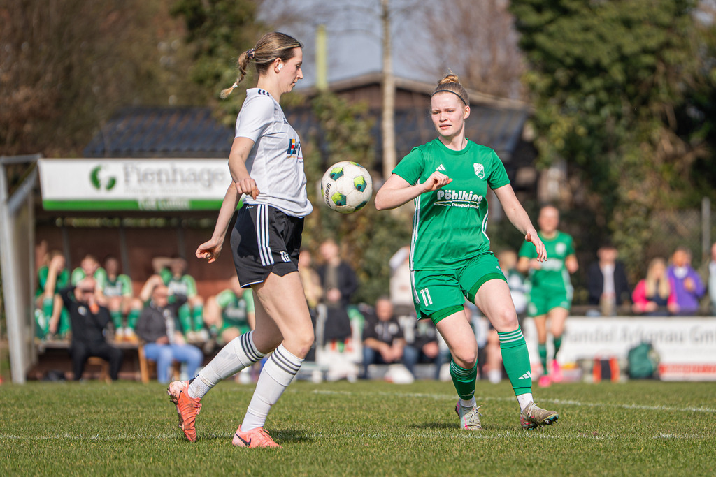 Fußball I Frauen I Saison 2025-2026 I Oberliga Niedersachsen I 15. Spieltag I TuS Lutten - FC Jesteburg-Bendestorf I 6639 | jns.sportfotos - Realisiert mit Pictrs.com
