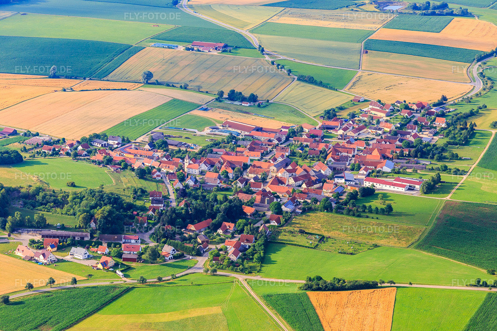 Luftbild: Dorfansicht aus Norden im Ortsteil Aufhausen in Forheim im Bundesland Bayern in Deutschland. Foto: IMG_101638.jpg vom 08.07.2017 durch Werner Riehm/FLY-FOTO.de