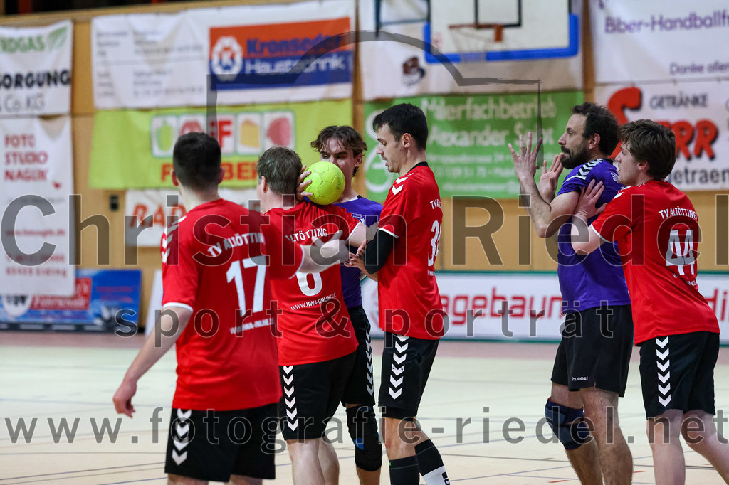 2022-11-12_022_SpVgg_Altenerding_III_gegen_TV_Altoetting_II | Erding, Deutschland, 12.11.2022:
Handball, Bezirksklasse Männer 2022 / 2023, 4. Spieltag, SpVgg Altenerding III gegen TV Altötting II, Endergebnis: 32:25

Levente Vas (TV Altötting, #17), Johannes Resch (TV Altötting, #34), Stefan Walter (SpVgg Altenerding, #10), Johannes Petershofer (TV Altötting, #44)

Foto: Christian Riedel / fotografie-riedel.net