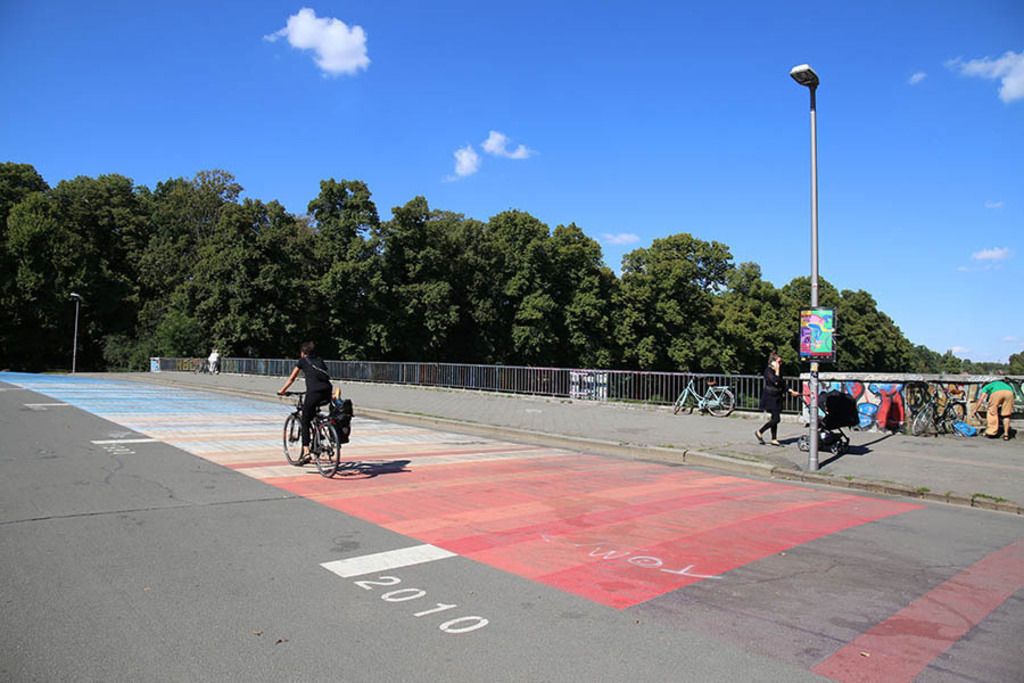 Foto: Leipzig - Sachsenbrücke | Das Team hinter BILDLEXIKON LEIPZIG bündelt historische wie aktuelle Informationen über die Stadt Leipzig in Text und Bild auf einer Plattform und stellt diese der interessierten Öffentlichkeit zur Verfügung.