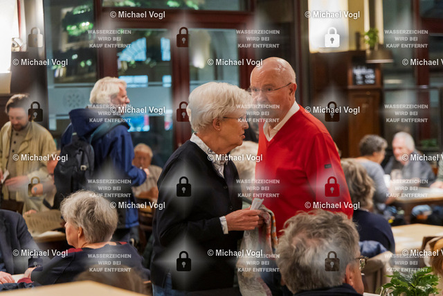 TAM25_K.12__Michael-Vogl_001_6482 | Tage Alter Musik Regensburg K.12 Nachtkonzert Brauhaus am Schloss Cappella Pratensis (Niederlande) Tim Braithwaite, Superius, Leitung Peter de Laurentiis, Tenor, Co-Leitung Sollazzo Ensemble (Frankreich) The Feast of the Swan Das Schwanenfest der Mariengilde von ’s-Hertogenbosch Anna Danilevskaia Vihuela de Arco, Leitung Foto: Michael Vogl