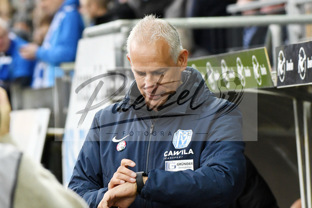 20200201_MEPCHE_0008 | Fußball, Herren: Trainer Christian Neidhart (SV Meppen) schaut waehrend des Spiels der 3. Liga zwischen SV Meppen und Chemnitzer FC in der Haensch-Arena am 01.02.2020 in Meppen, Deutschland. DFB / DFL REGULATIONS PROHIBIT ANY USE OF PHOTOGRAPHS AS IMAGE SEQUENCES AND/OR QUASI-VIDEO. - Realisiert mit Pictrs.com