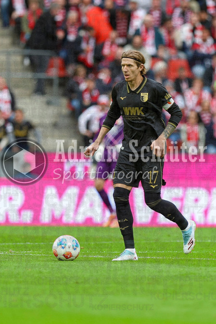 1. FC Köln vs FC Augsburg - 1. Bundesliga  | Köln, Deutschland, 18.10.25:   Kristijan Jakic (FC Augsburg) in Aktion am Ball, Einzelaktion waehrend des Spiels der 1. Bundesliga zwischen  1. FC Köln vs FC Augsburg im RheinEnergieStadion(Foto von Brauer-Fotoagentur / Adrian Schlueter)