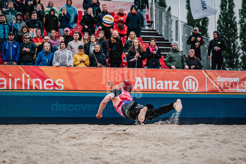 Beachvolleyball | Männer | German Beach Tour 2024 | Tourstop Bremen | 08.06.2024 | Yannick Harms springt zum Ball