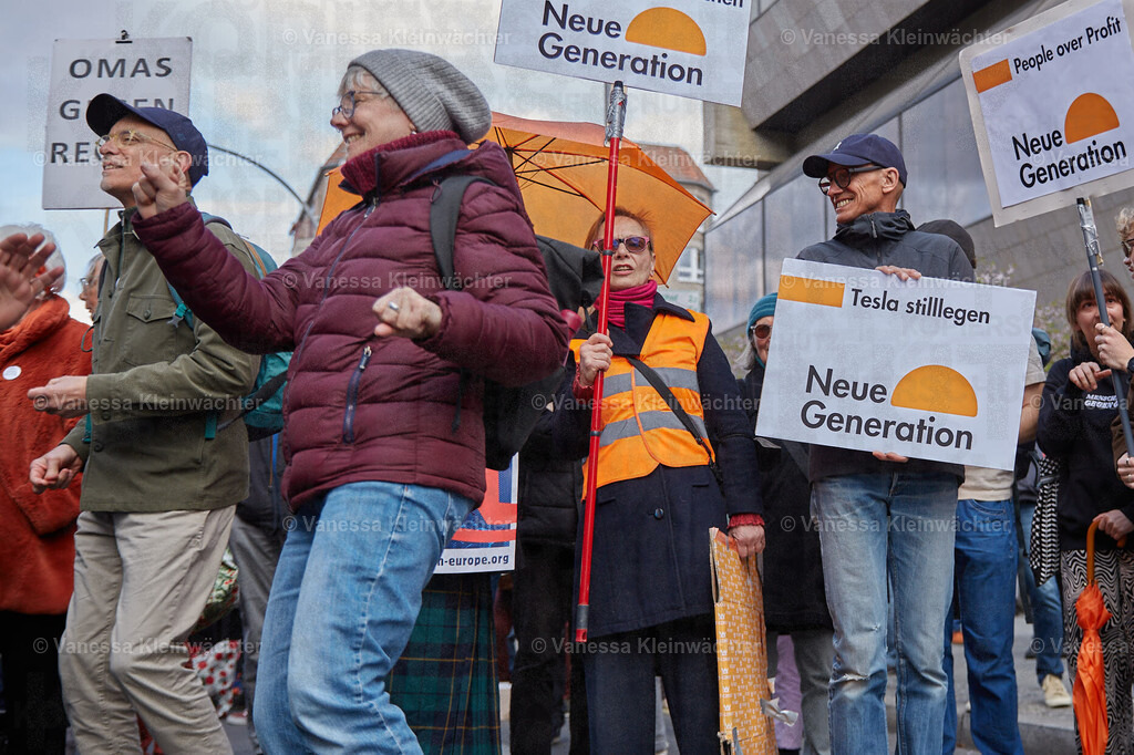 250405_TeslaTakedown_10 | "Tesla Takedown" rally against Musk and facism in front of the Tesla Store in Berlin, Germany. Germany also has a Tesla factory ~30km from Berlin. - Realisiert mit Pictrs.com