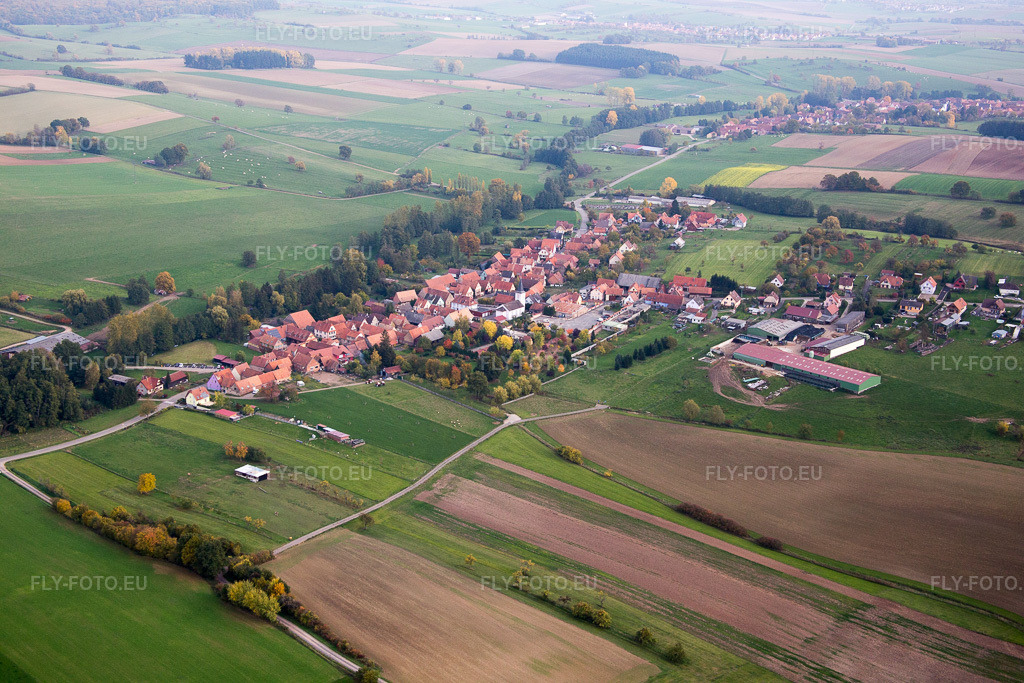 Vue aérienne: Vue de la ville à Bischholtz dans le département Bas Rhin, France. Photo: IMG_084818.jpg prise le 24/10/2015 par Werner Riehm/FLY-FOTO.euRésolution de l'original: 5472 x 3648 px