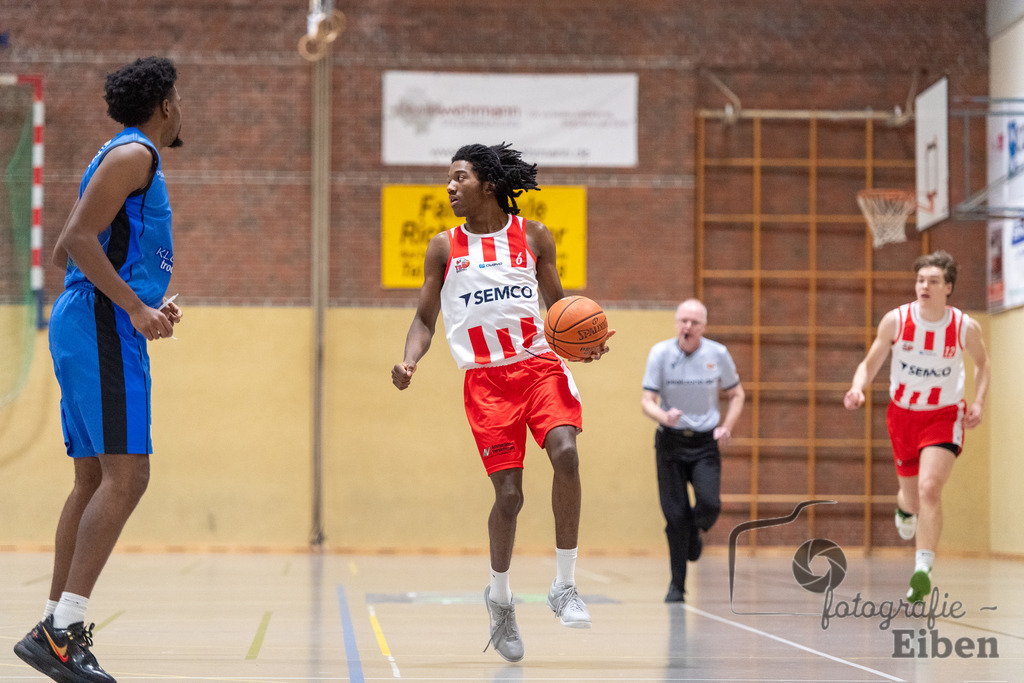 TSG Westerstede-Fortuna Logabirum | Basketball 2. Regionalliga; TSG Westerstede 2 (weiß)- Fortuna Logabirum (blau) am 12.12.2025 in Westerstede (Hössensportzentrum), Photo: Philip Eiben 2025 - Realisiert mit Pictrs.com