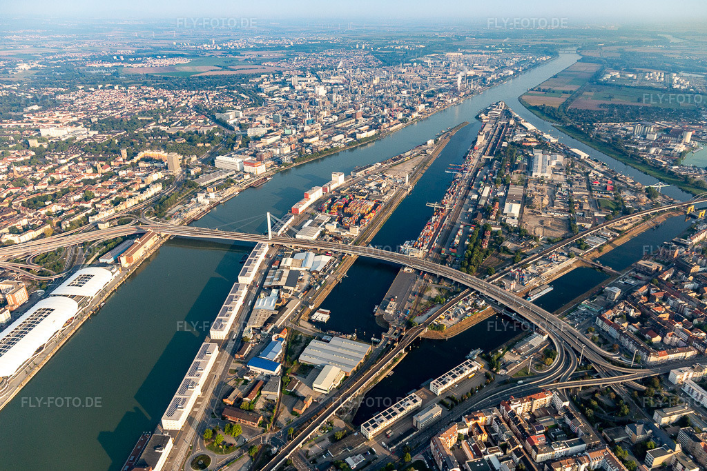 Luftbild: Kaianlagen und Schiffs- Anlegestellen am Hafenbecken des Binnenhafen Rheinhafen und Kurt-Schuhmacherbrücke für die B44 über den Rhein nach Ludwigshafen im Ortsteil Innenstadt in Mannheim im Bundesland Baden-Württemberg in Deutschland. Foto: IMG_116937.jpg vom 25.08.2019 durch Werner Riehm/FLY-FOTO.deAuflösung des Originals: 5284 x 3523 px