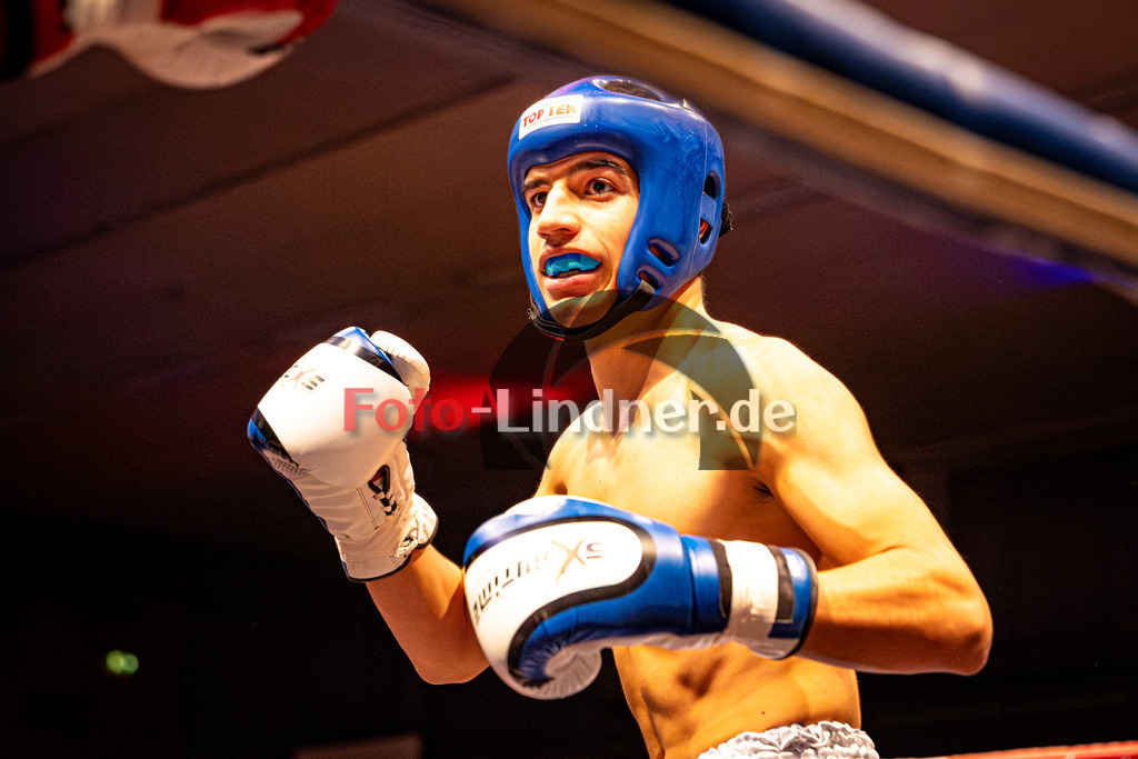 Kian Tok (Sparta Mun.) blau gegen Lukas Buathong (MFA Penz) rot | MFA Fight Night Boxen -67kg Kampf 4, Kian Tok (Sparta Mun.) blau gegen Lukas Buathong (MFA Penz) rot, 20251108,,2025-11-08 in Penzberg (Wellenberghalle Penzberg), Copyright: WolfgangxLindner www.foto-lindner.de