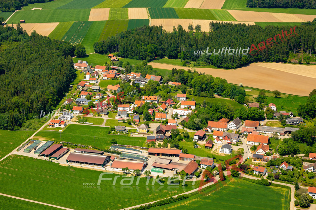 Das Luftbild zeigt Weiler Osterberg - Die Luftaufnahme wurde 2023 vom UL-Flugzeug aus erstellt ( keine Drohne ) - Hochauflösende Luftaufnahme - Für grossformatige Ausdrucke geeignet. Die Geschenkidee !Mit Lizenz und Bildrechte bestellbar