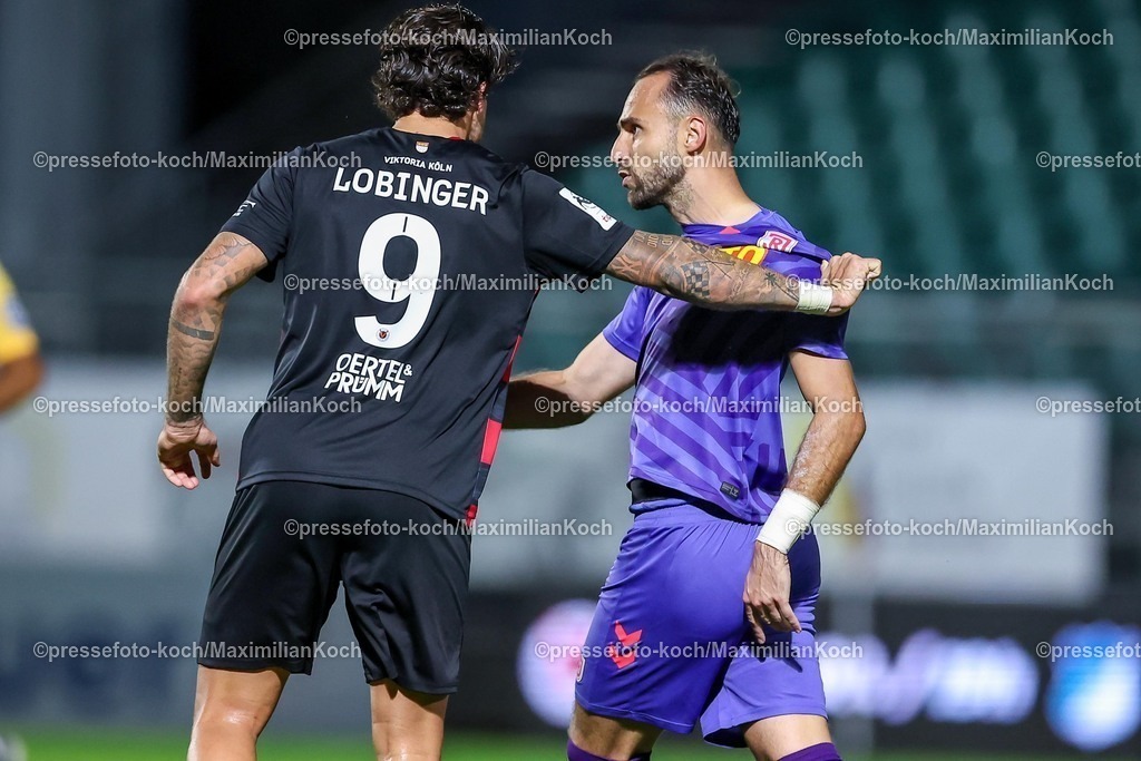 FCVK29082501200 | 29.08.2025, Fußball, FC Viktoria Köln – SSV Jahn Regensburg, 3.Liga, Sportpark Höhenberg, Saison 2025 2026: 29.08.2025, Fußball, FC Viktoria Köln – SSV Jahn Regensburg, 3.Liga, Sportpark Höhenberg, Saison 2025 2026: Tummult Rangelei Handgemenge nach dem Spiel zwischen Torwart Felix Gebhardt (Jahn Regensburg #01) und Lex-Tyger Lobinger (Viktoria Koeln #09)  Schubst Schubserei DFB regulations prohibit any use of photographs as image sequences and or quasi-video. DFB regulations prohibit any use of photographs as image sequences and or quasi-video.