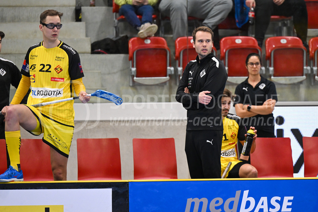HC Rychenberg vs Floorball Köniz - 18. Dezember 2022 | HC Rychenberg vs Floorball Köniz
AXA Arena, Winterthur
Michel Wöcke (#22 HC Rychenberg) und Philipp Krebs (Head Coach HC Rychenberg).
Bild: Sportfotografie Markus Aeschimann | www.markus-aeschimann.ch - Realisiert mit Pictrs.com