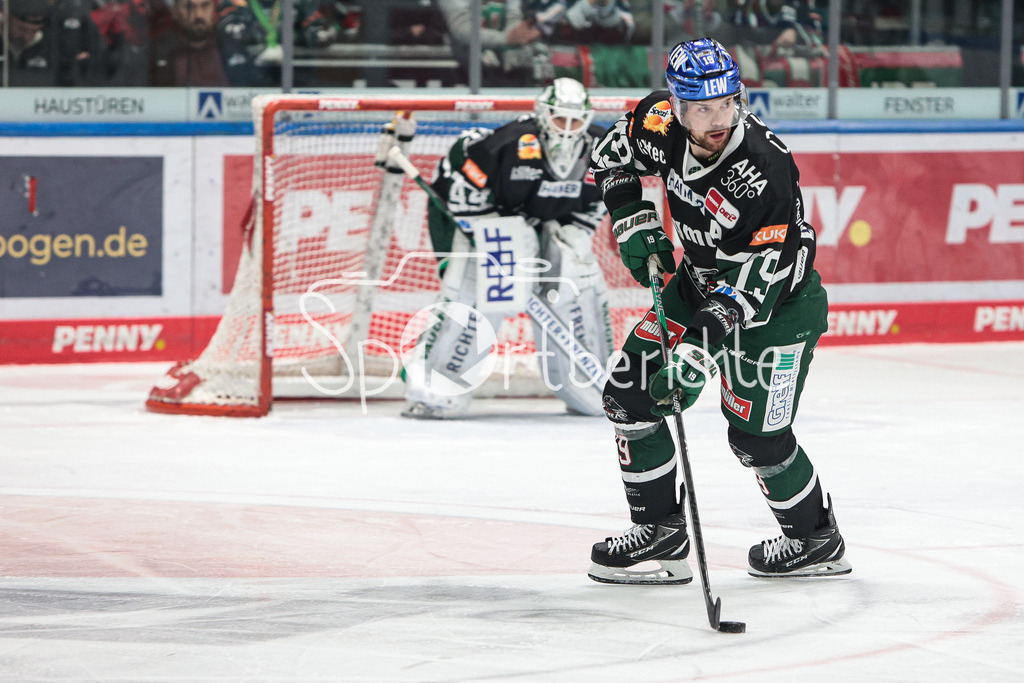 Augsburger Panther - Loewen Frankfurt | Andrew LeBlanc (AEV #19) am Puck