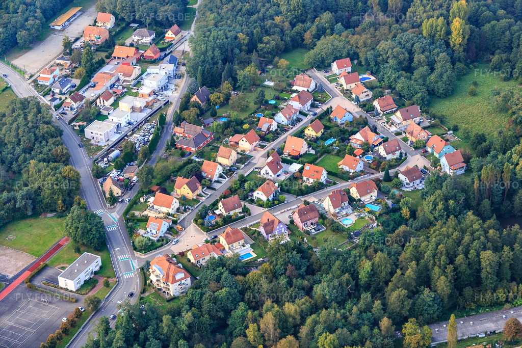 Luftbild: Rue Daniel Hirtz in Bischwiller im Bundesland Bas-Rhin in Frankreich. – Foto: IMG_074290.jpg vom 04.10.2014 durch Werner Riehm/FLY-FOTO.de – Auflösung des Originals: 5472 x 3648 px