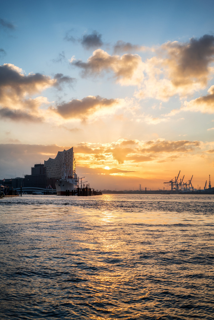 10260201 - Morgenstimmung an der Elbphilharmonie | Wunderschöne Morgenstimmung im Hamburger Hafen mit Blick auf die Elbphilharmonie.