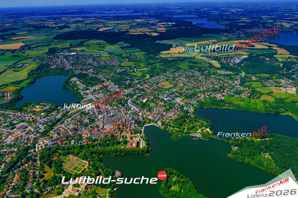 Das Luftbild der Stadt Eutin wurde 2018 vom Flugzeug heraus erstellt (keine Drohne) Aufnahmehöhe ca.400 Meter- hohe Auflösung für beste Druck-Qualität