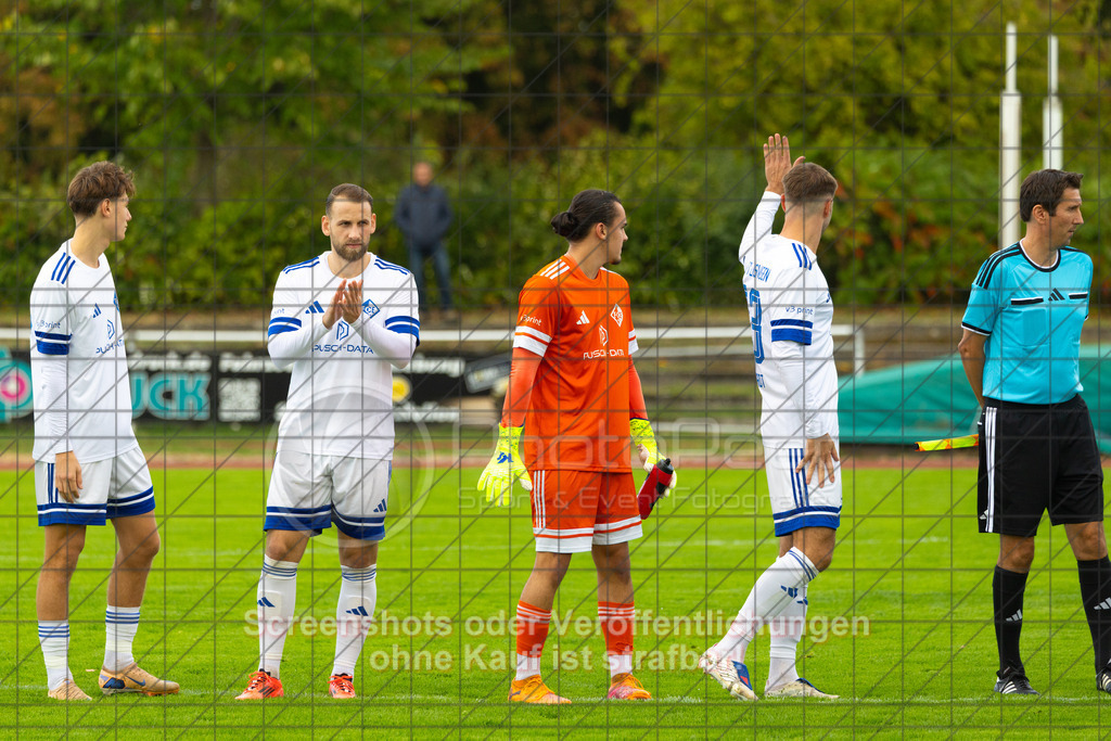 20261010_152803_0718_(c)_by_PhotoPeet | #,1.FC Eislingen (weiß) vs. TSV Bernhausen (lila), Fussball, Landesliga 2 - wfv, 11. Spieltag, Saison 2026/2027, Rasenplatz, Eichbachstation, Haldenstraße, 73054 Eislingen, 10.10.2026 - 15:30 Uhr,Foto: PhotoPeet / Sport- &amp; Eventfotografie / Peter Harich