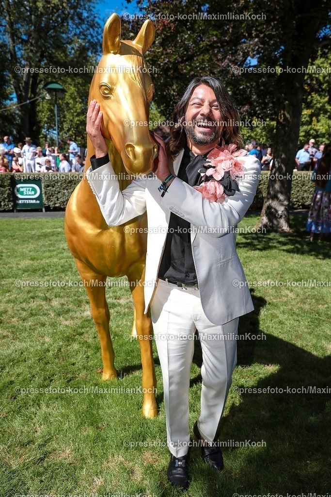 BBmx31082501016 | 2025.08.31, Promis beim Renntag auf der Galopprennbahn Baden-Baden in Iffezheim. Die Gäste genießen die elegante Atmosphäre beim Pferderennen. FashionStylist Lamy Apel posiert am Goldenen Pferd