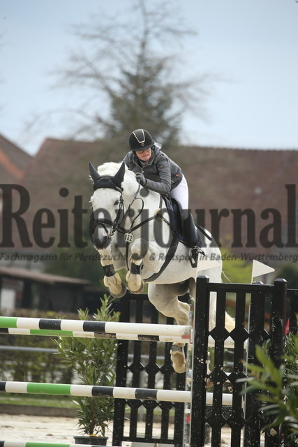 Schutterwald_2022_Springprüfung_Kl.S_m.St._Jennifer-Sandra Dreher_Curtis Sitte_Stechen (3) | Alle Fotos der Reiterjournal Fotografin Doris Matthaes im Reiterjournal Online-Fotoshop. - Realisiert mit Pictrs.com