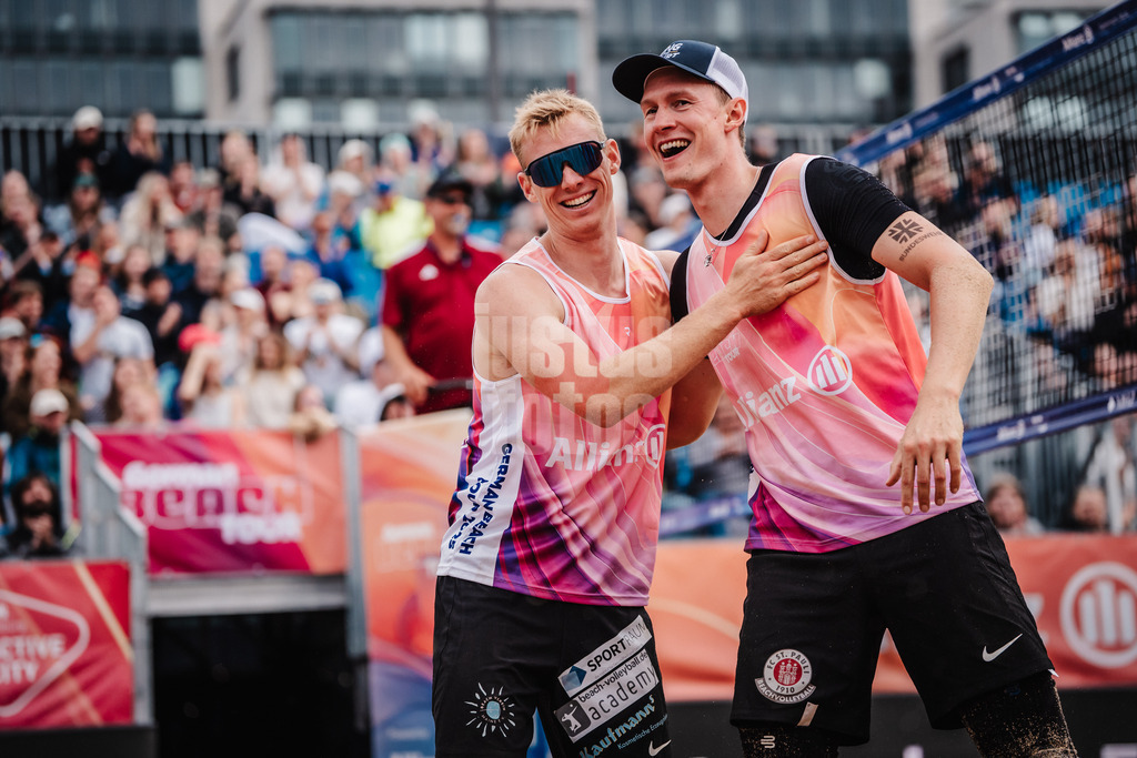 Beachvolleyball | Männer | Allianz German Beach Tour 2025 | Tourstop Hamburg | 01.06.2025 | v.l. Jonas Reinhardt und Robin Sowa freuen sich