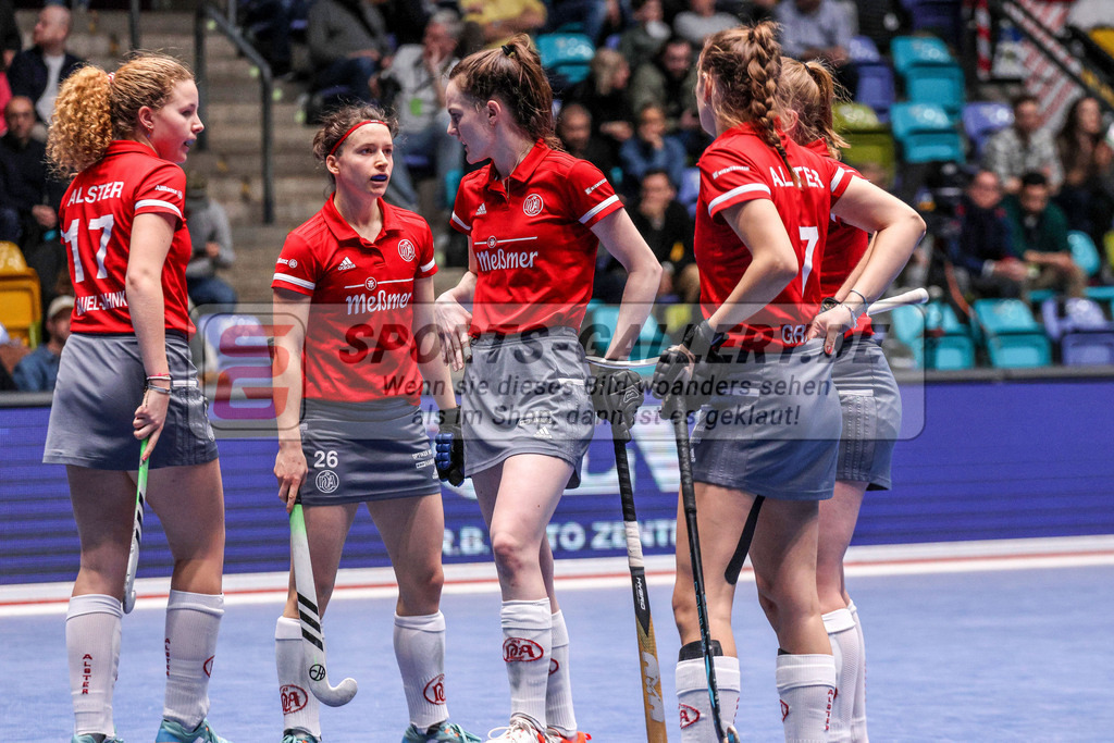 MJ_20230204-DHC-Alster-Finale W-29 | Elisa Brauel-Jahnke (Der Club an der Alster #17), Katharina Haid (Der Club an der Alster #26), Katharina Kirschbaum (Der Club an der Alster #8) & #7#, Düsseldorfer HC - Der Club an der Alster am 5.2.2023 in der Ballsporthalle, Frankfurt am Main