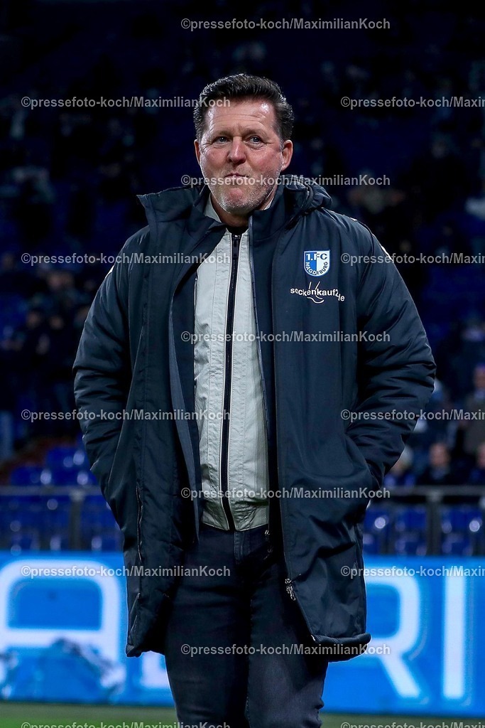 S0401022502163 | 01.02.2025, Fußball, FC Schalke 04 - 1. FC Magdeburg, 2.. Fußball Bundesliga, 20. Spieltag, Veltins-Arena Gelsenkirchen, Saison 2024 2025: Trainer Christian Titz (Cheftrainer 1.FC Magdeburg)DFB regulations prohibit any use of photographs as image sequences and or quasi-video.