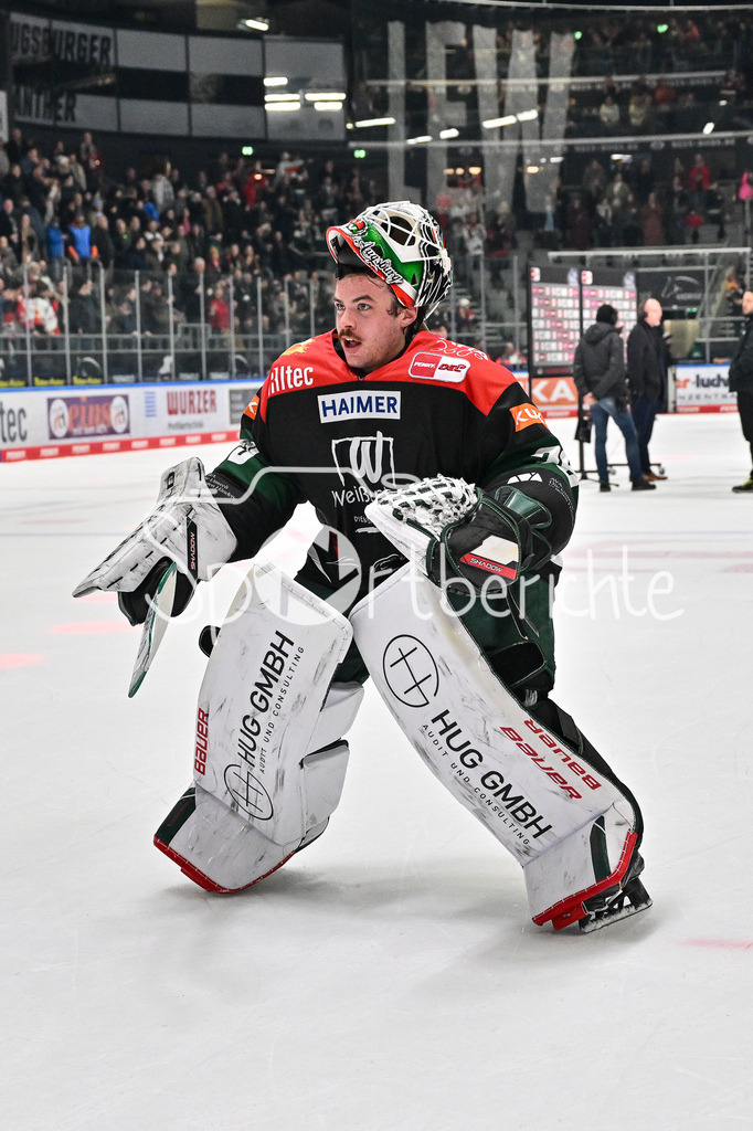 Augsburger Panther - Nürnberg Ice Tigers | die Spieler der Panther feiern zusammen mit ihren Fans den Heimsieg gegen Nuernberg / DEL: Augsburger Panther - Nuernberg Ice Tigers, Curt Frenzel Stadion am 03.01.2025 / Strauss MANN (Augsburger Panther #38) / Freisteller / Einzelfoto