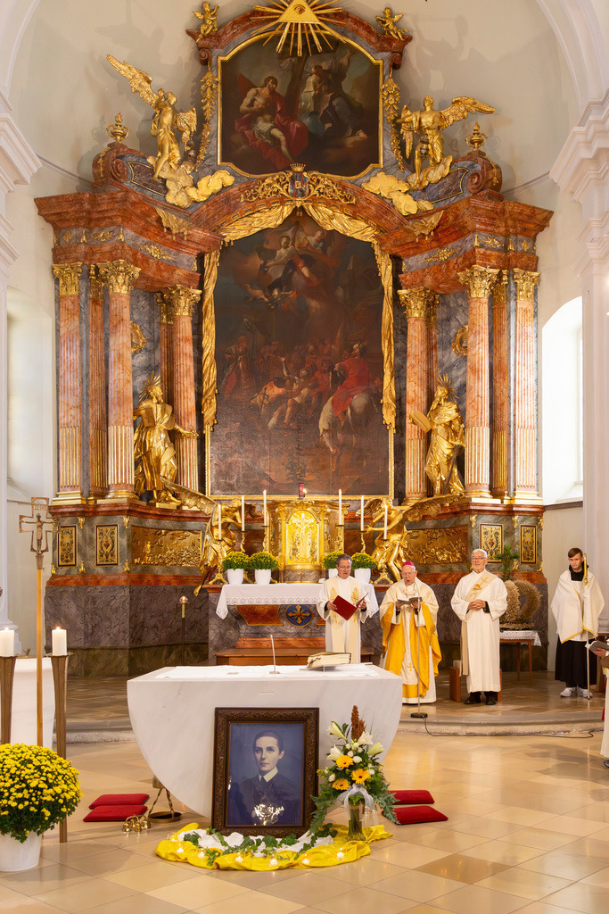 Festmesse-017 | Fotodoku der Festmesse anläßlich der Seligsprechung von Maria Theresia LEDOCHOWSKA 1975, zelebriert von Altbischof DDr. Klaus Küng und Pfarrer Mag. Zenon PAJAK in der Pfarrkirche Loosdorf. 