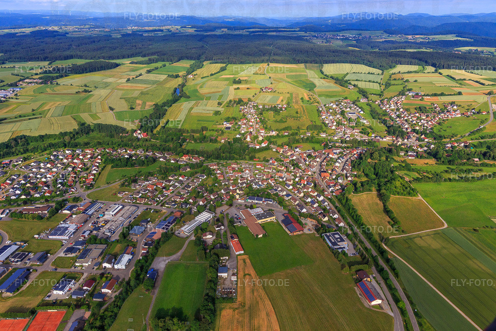 Ortsansicht aus Osten | Luftbild: Ortsansicht aus Osten im Ortsteil Fluorn in Fluorn-Winzeln im Bundesland Baden-Württemberg in Deutschland. Foto: IMG_148699.jpg vom 27.06.2025 durch ©2025 Werner Riehm fly-foto.de/copyright - Realisiert mit Pictrs.com