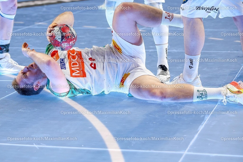 xSSCx18042602084 | 18.04.2026, xsscx, Handball, DHB-Pokal Lidl Final4, Halbfinale, Bergischer HC - SC Magdeburg, Saison 2025 / 2026 Herren, Lanxess Arena, Köln: Albin Lagergren (SC Magdeburg #21) liegt verletzt auf dem Boden Photo: xSandraxScherningxPressefotoKochx