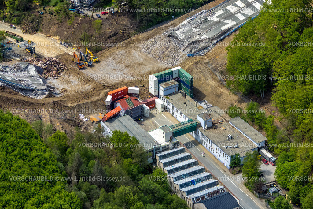 Luedenscheid230501392Rahmedebruecke | Luftbild, gesprengte Autobahnbrücke Rahmede bei Lüdenscheid, Aufräumarbeiten und Schadensermittlung, Lüdenscheid, Sauerland, Nordrhein-Westfalen, Deutschland