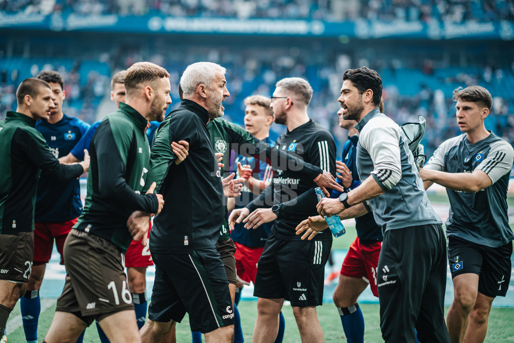 Fußball | Männer | Saison 2023/2024 | 2. Fußball-Bundesliga | 32. Spieltag | Hamburger SV vs. FC St. Pauli  | 03.05.2024 | Peter Nemeth (links, FC St. Pauli) und Sebastian Capel (Reha-Trainer HSV) rechts geraten vor dem Spiel aneinander