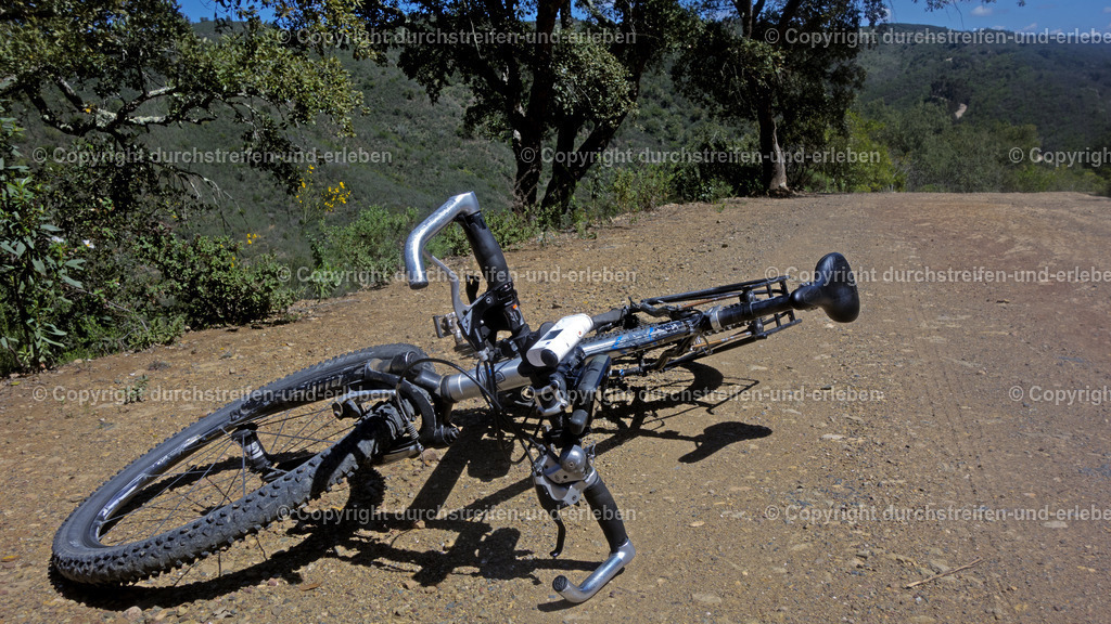 Mit Mountainbike durch die wilde Hügellandschaft nahe Cortelha, Serra do Caldeirão, Algarve | Mit Mountainbike durch die wilde Hügellandschaft nahe Cortelha, Serra do Caldeirão, Algarve - Realisiert mit Pictrs.com