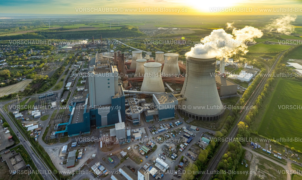 Bergheim240403862RWE-KraftwerkNiederaussem | Luftbild, BraunkohlenKraftwerk Niederaußem, Kraftwerksstandort der RWE Power AG, Kühltürme und Rauchwolken, Fernsicht, Bergheim, Rheinland, Nordrhein-Westfalen, Deutschland
