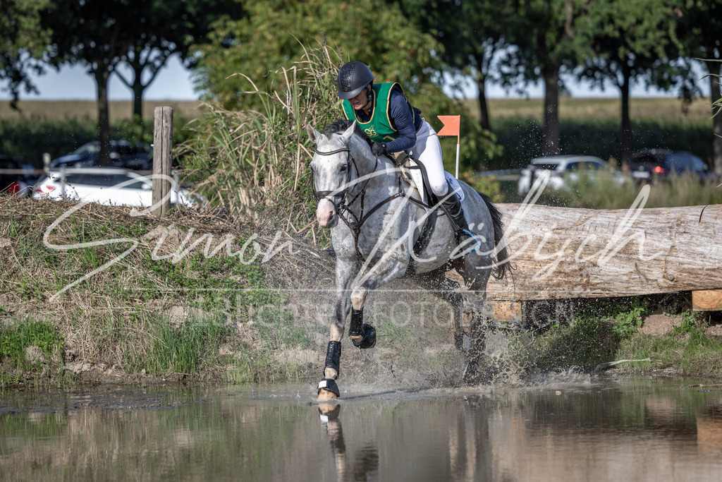 20250907-_3LI4288 | Tierfotografie Pferde, Hunde, Katzen, Haustiere.
Turnierfotografie Reitturniere, Reiten, Springreiten, Dressur in Hanau, dem Main-Kinzig-Kreis und dem Rhein-Main- Gebiet um Frankfurt
