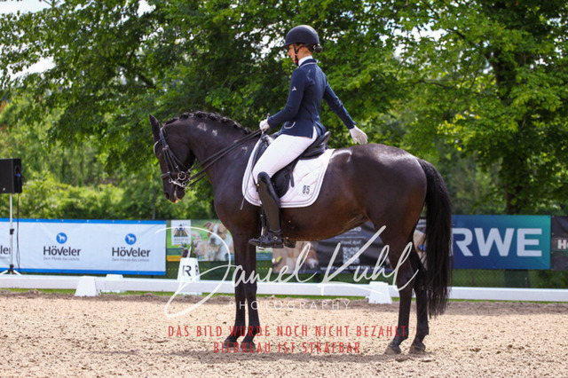 DKP41052 | Turnierfotos kaufen im Webshop von Daniel Kuhl Photography – entdecke professionelle Reitsportfotos aus Turnieren & Events. Hochwertige Turnierbilder online bestellen & sichern. Jetzt Fotos von Reitsportturnieren kaufen!